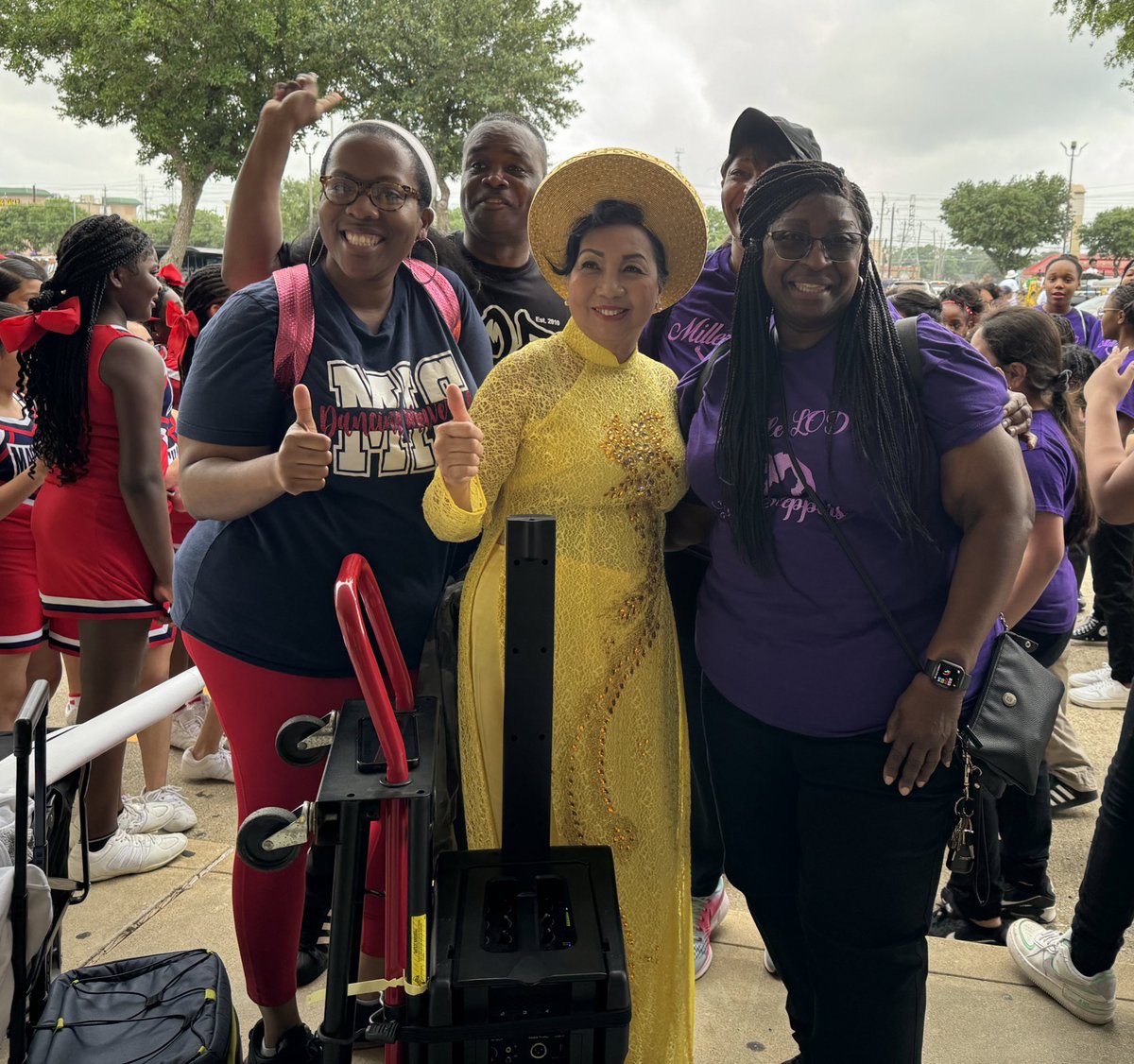 Henderson_CIA's tweet photo. Ooooooo one more because @AliefISD_CIA we had such a GREAT TIME at #TasteOfAlief! Check out (please excuse the wind 💨😀) @MillerMavsAISD @Miller_CIA representing at the #AliefParade👏🏾👏🏾👏🏾👏🏾💯💯 @AliefISD @AISDSupe @DrJYAndrews @TheExecEFFECT @AliefFedGrants #CIAEveryDay https://t.co/Mc8jP8o0UB