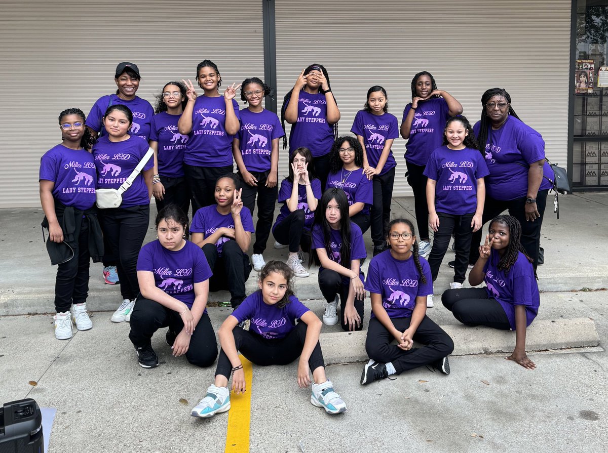 Henderson_CIA's tweet photo. Ooooooo one more because @AliefISD_CIA we had such a GREAT TIME at #TasteOfAlief! Check out (please excuse the wind 💨😀) @MillerMavsAISD @Miller_CIA representing at the #AliefParade👏🏾👏🏾👏🏾👏🏾💯💯 @AliefISD @AISDSupe @DrJYAndrews @TheExecEFFECT @AliefFedGrants #CIAEveryDay https://t.co/Mc8jP8o0UB
