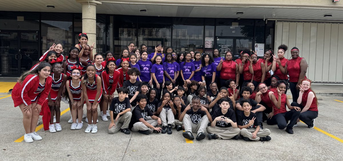 Henderson_CIA's tweet photo. Ooooooo one more because @AliefISD_CIA we had such a GREAT TIME at #TasteOfAlief! Check out (please excuse the wind 💨😀) @MillerMavsAISD @Miller_CIA representing at the #AliefParade👏🏾👏🏾👏🏾👏🏾💯💯 @AliefISD @AISDSupe @DrJYAndrews @TheExecEFFECT @AliefFedGrants #CIAEveryDay https://t.co/Mc8jP8o0UB