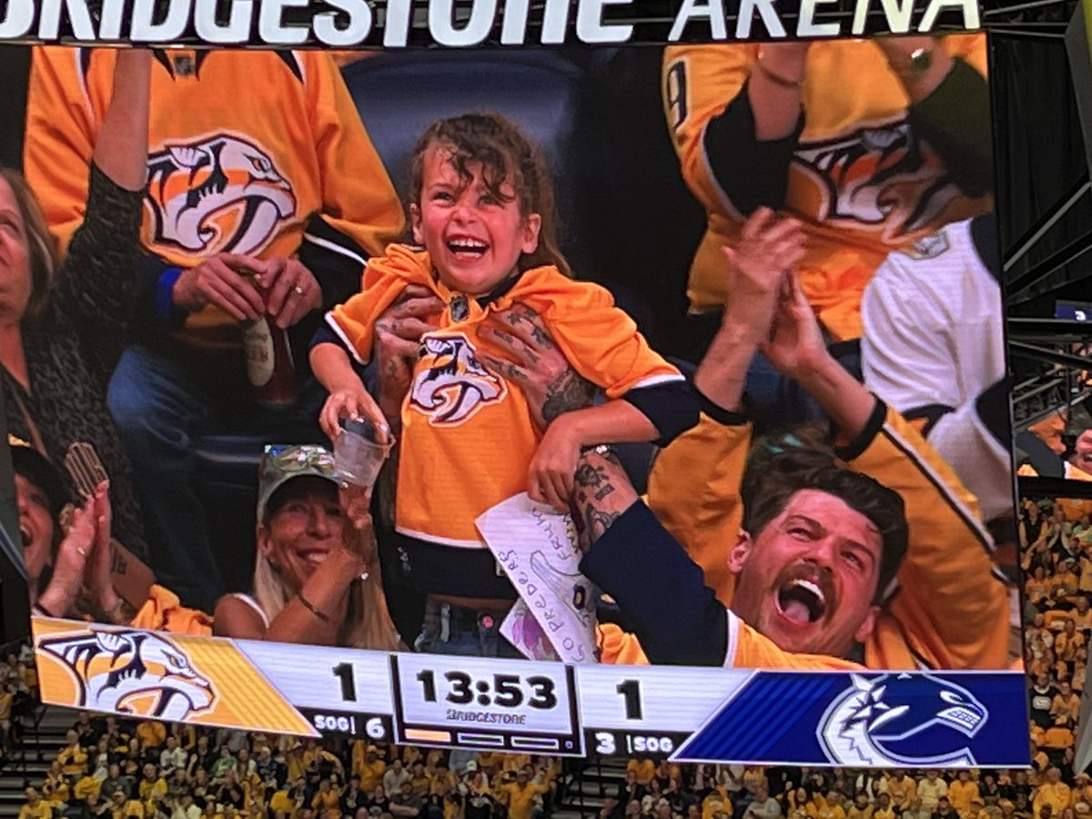 Taylor Lewan chugs an beer and then his daughter chugs a cup of water. Classic! #Preds @Titans @WSMV