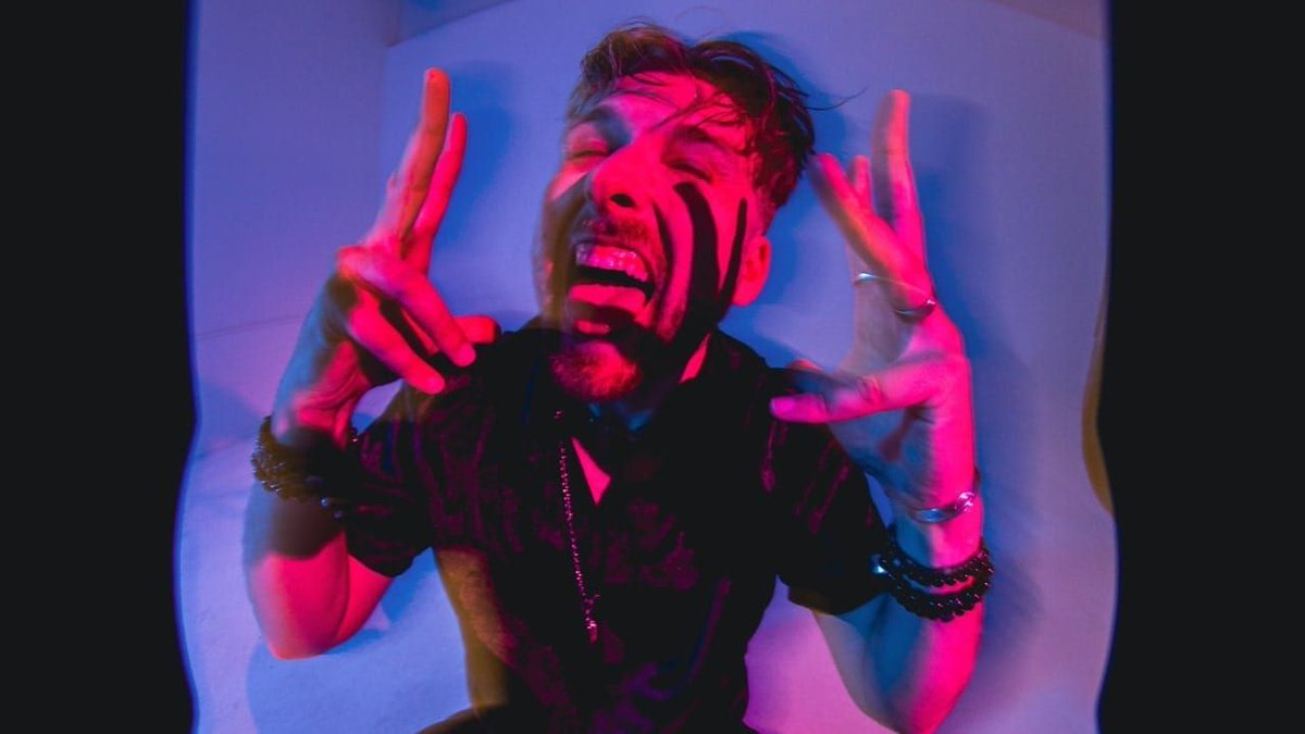DigitalTourBus's tweet photo. .@brycefoxed reveals what he does to prepare for taking the stage! Check out his preshow rituals at https://t.co/EIQWSYbJLL 

#brycefox #digitaltourbus #preshowrituals #alternativemusic #alternativeartist https://t.co/R55OCAV63Y