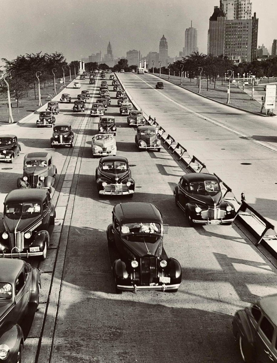 Looking south on Lake Shore Drive from North Ave., 1941.

#ChicagoHistory ☑️