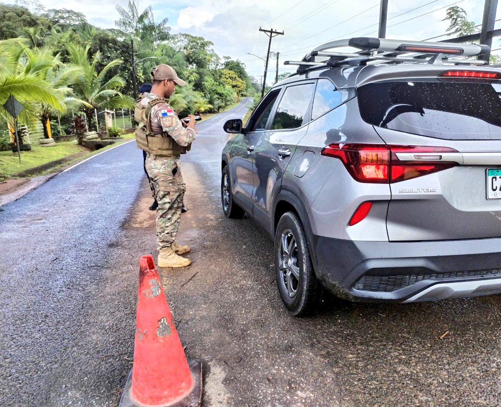 📍#Colón | Unidades de la 3ra. Zona #Aeronaval, se mantienen en el Puesto de Control Nuevo Tonosí, realizando verificaciones mediante Sistema (PDA), con el fin de garantizar la seguridad.

#TrabajandoPorPanamá🇵🇦