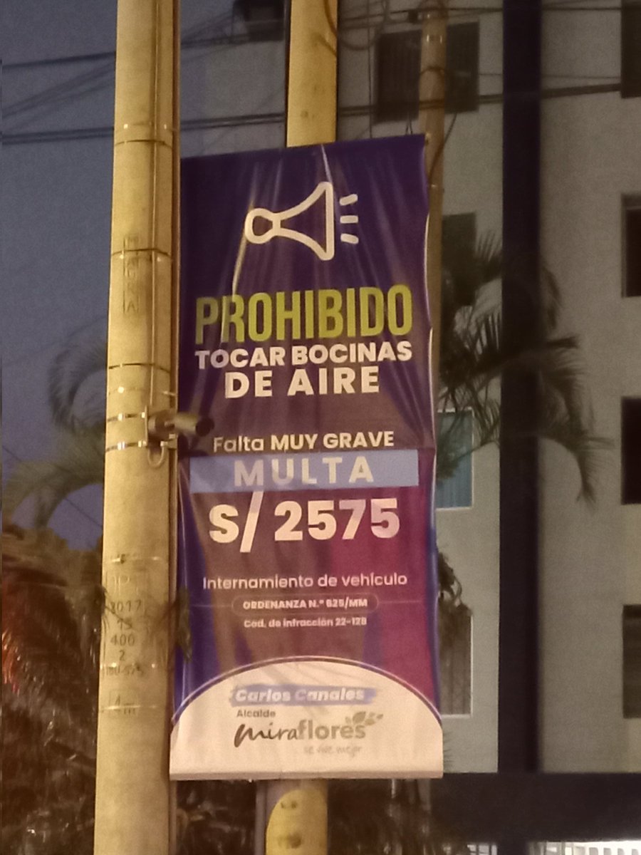 Ya que la @MuniMiraflores gasta dinero en carteles para advertir contra la contaminación sonora, los invito a que vengan YA con @miraflores24h a la cuadra 8 de la Av. 28 de Julio (evento en Casa Prado) y sancionen a los que abusan del cláxon: taxis, autos, y las líneas 74 y 10.