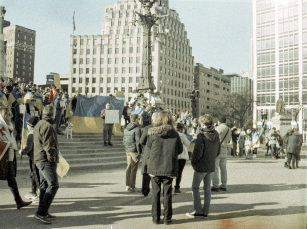 Pro-Ukraine Demonstration - Pentax 110 Auto with @lomography Metropolis developed with @CineStillFilm C-41. 110 format negatives are super small, quality iffy at best and the negatives tricky to scan. However, the cameras are super fun to use so it gets my thumbs up.