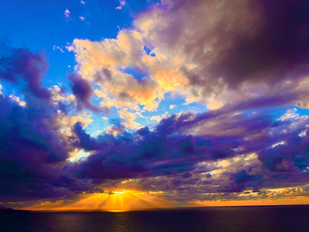 Anochecer desde Puerto de la Cruz, Tenerife, Canarias. 
#demadridausa #puertodelacruz #tenerife #canarias #anochecer
