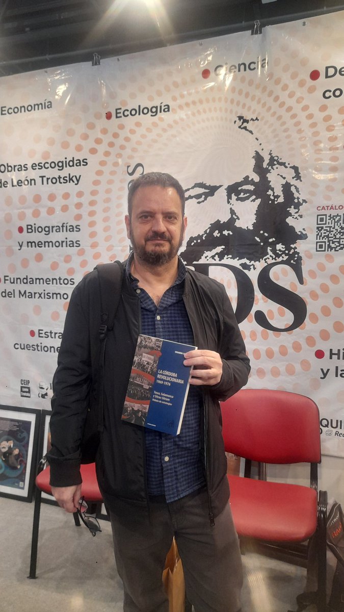 📚😊 Muchas gracias @CamareroHernan , docente, investigador e historiador, por visitar nuestro stand en la @ferialibro Con el libro 'La Córdoba revolucionaria' de @castillaeduardo y un afiche de la revista claridad del @ceiplt 🔷️ Encontranos en el stand 216, pabellón azul.