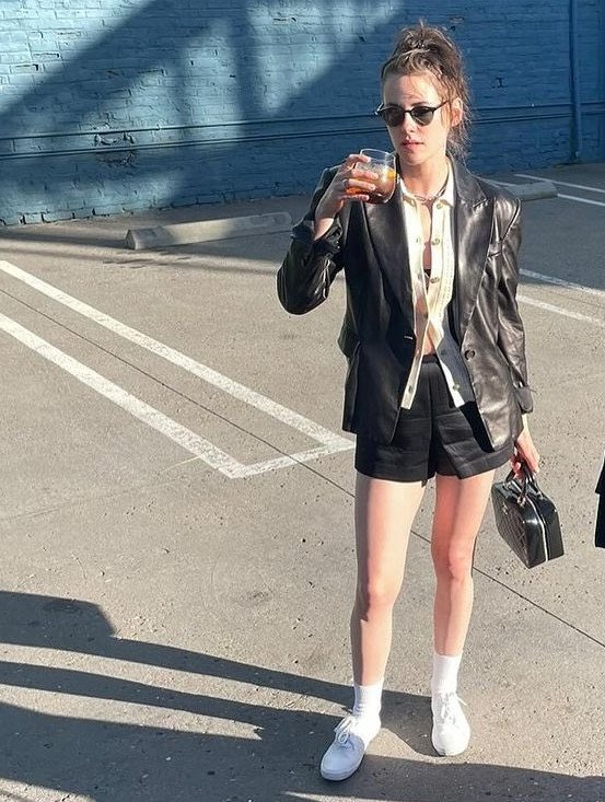 prettymagicx's tweet photo. new kristen stewart sighting everybody move https://t.co/AAxCWrardX