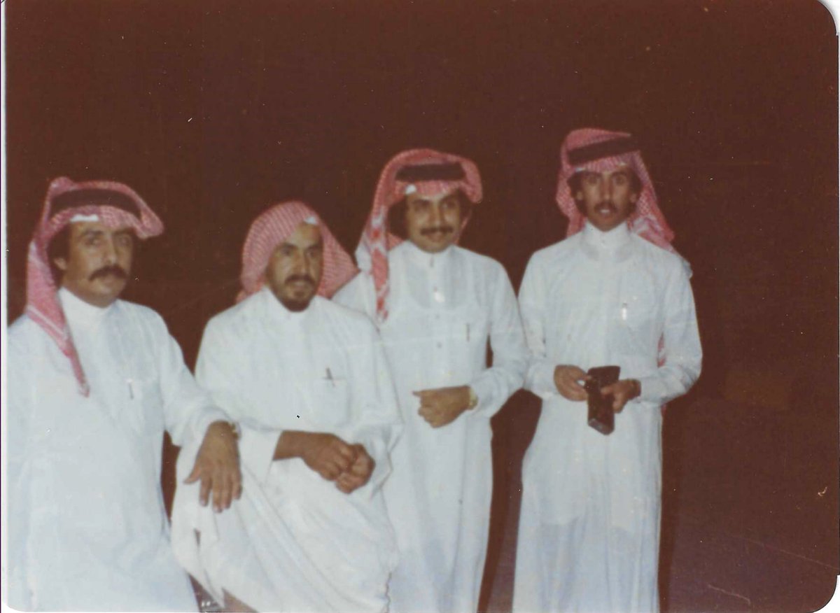 DrMalowein's tweet photo. #نعمةُ_النِسيان
شكراً لكِ أيتها الذاكرةُ البيضاء!
شكراً لكَ أيها السجلُ الخالي من أي نقش، من أي رسم، من أي وجوه لم تكن عابرةً كانت تسكنه وتشقيه!
شكراً لعدم التذكر!
ما أجملكِ أيتها الذاكرةُ حين تدب إليكِ الشيخوخةُ مبكرةً!
كم أنتَ حانِِ ورقيقٌ وعذبٌ أيها السجلُ الناصعُ الذي يعبر بنا محطاتِ هذه الحياةَ دون أن توقفَنا مكرهينَ عند تلك العتباتِ المؤلمةِ التي فقدنا فيها بعضاَ منا؛ لقد رحلوا ببعضنا، وتركوا لنا بعضَنا ليس إلا!
خذ معك أيها النسيانُ ما بقي في الذاكرةِ من وشمِ الماضي وارحل به بعيداً بعيداً؛ فأنا لا أملك قدراً كافياً من الصمودِ أمام َوجوهِ من أحببت.. ثم رحلوا!
كيف يمكن أن أحيا ووجوهُهم تستبد بي ليلاً ونهاراً؟!
هذا وجهها الصبوحُ المتوقدُ بالمحبة والحنو والحنان تشرق به أيامي، وهذا وجهُه الممتلئ حكمةً ورجولةً وثقةً يمطرني بوابلِِ عذبِِ من الدعواتِ والصلواتِ وتراتيلِ الحمايةِ والوقايةِ والتوفيقِ والصلاح!
هذه خلواتُنا التي كانت تضِج بدم الشبابِ المتوقدِ القويِ الذي لم يكن صاحبُه يخشى أن يُهزمَ يوماً بفقد إبراهيم، والدنيا كلها بفقد أم الدنيا مريم، والحنان كله بفقد أبي إبراهيم، وبروح الألفةِ والطيبةِ والسماحةِ والنقاء بفقد عبد الرحمن؛ والعفوية والبساطة والقلب الأبيض بفقد نورة، والأم الثانية على الرغم من أنها آخرُ العنقود بفقد حصة، يجمعهم ذلك البيتُ الطينيُ الهادئُ وكأنهم ليسوا جميعاً على موعدِِ مع فراقِِ آزف قد يحل قريبا!
يلتقون وتلتقي معهم بساطةُ الحياة وعذوبتُها، وتغادر بحضورهم البهي المبهج مشاعرُ التعب والشكوى!
غادرني أيها الماضي!
امسح ما نقشتُه على صفحاتك من قصص وحكايات!
فقد غادرني في ومضةِ عينِِِِ من أحببتُ.
 كيف يمكن أن نحيا بدون أحبابنا الذين سكنونا، واختلطت ذراتهم بذراتنا، وامتزجت كرياتُ دمائهم بكريات دمائنا؟!
فلو أن الذاكرةَ التي وهبنا اللهُ إياها تعمل بكامل طاقتها كلَ وقتِِ وحين، صباحاً ومساءً، إشراقاً وغروباً لما تذوقنا ساعةَ هناء، ولا كركرنا، ولا شدونا طرباً بلحن أو غناء!
لولا نعمةُ النسيان التي وهبنا الله إياها لكانت الوقائعُ السوداءُ التي رقمَها الزمنُ كالوشم في ذاكراتنا حاضرةً أبداً كشاشةِ عرضِِ مخيفةِِ مرعبة!
إنها نعمةُ النسيان!
النعمةُ التي تجعل بيننا وبين ذلك الماضي أستاراً ثقيلةً عميقةً من النسيان!
هل أتذكر ؟!
لا .. لن أوقظ الساكنَ النائمَ مما تخزنه الذاكرةُ في تجاويفها العميقة!
في كل يوم يمنحني الإلهُ الكريمُ مزيداً من نعمةِ النسيان، يمنحني قدراً أكبرَ على الحياةِ بدون ألم، وعلى النومِ بدون شاشاتِ عرضِِ لوقائعَ غربت وأصبحت كبقايا وشم على ظاهر اليد!
يا رب امنحني قدراً كافياً من الصبر والحكمةِ؛ كي أحتفظَ بما يُبهج وأمسح ما يشقي!
يا رب امنحني قوةً على الانتصار على التاريخ!
فالتاريخ الذي دونتُه الذاكرةُ في دفاترها العتيقةِ أهمُ عندي كثيراً من تاريخ كل العالم!
ماذا يهمني من تاريخ البشرية إن هي سعَدت أو شقِيت ؟
 هل أملك أن أمنحَها السعادةَ والعدلَ والحريةَ والكرامةَ والمحبةَ إن هي فقدتها ؟!
 هل أملك خاتَم سليمان كي أحضرَ لها دواءً ناجعاً يشفيها من أوجاعها المزمنة ؟
 هل يمكن إن تذكرتُ الحروبَ والمآسيَ أن أرسمَ بسمةً ضائعةً على وجهِ طفل بائس ؟!
 أو أن أمنحَ لقمةً سائغةً لفم جائع ؟
 أو أن أواسيَ مكلوماً على فقد حبيب مزقته شظايا آثمة ؟!
لن أُصلح هذا العالمَ البائسَ بتذكر مآسيه؛ يكفي أن أُصلحَ ذاكرتي بموت مآسيها!
كيف نعطل آلةَ التذكر فينا؟!
كيف نمسحُ من تجاويفِ النواقلِ العصبيةِ وأسلاكِ التوصيلِ الدقيقةِ في خلايانا ما احتفظت به من صورِِ وذكرياتِِ وقصصِِ وملامحَ وضحكاتِِ وليالي أنسِِ وأيامِ مسرة، لو اشتغلت تلك الذاكرةُ المحتشدةُ بكل ذلك التاريخِ الحافلِ بصورِ ومباهجِ وأنسِ ووفاءِ وجمالِ ونقاءِ من رحلوا من الأحباب لن نكونَ مع الأحياء، بل سنكون حتماً مع من غادرونا، مع من أخذوا معهم مضغةً واجفةً ساكنةً بين الأضلعِ وتركوا لنا جسداً وحيداً غريباً تائهاً في دروبِ هذا العالم إلا من ذاكرةِِ يدُبُ بها على الأرضِ بوحشة!.