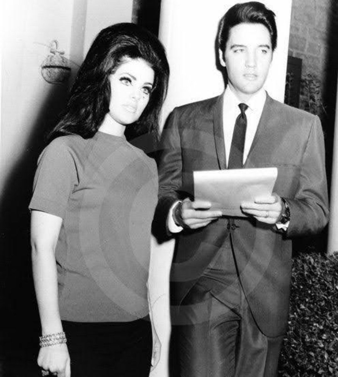 April 28 1967;
Rumors of Elvis’ imminent marriage appeared in the press just as members of the wedding party began to assemble in Palm Springs.
#Elvis #Priscilla