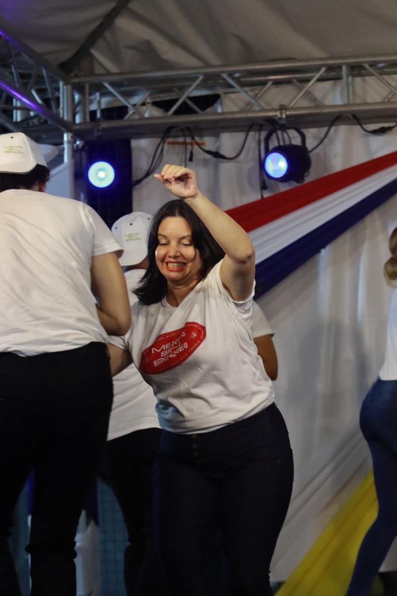 La comunidad cubana residente en #SanVicenteYLasGranadinas, colaboradores de la salud y la construcción y nuestra Embajada participaron en Festival por el Día Internacional de la Danza efectuado en Kingstown. Rueda de Casino vs bloqueo. #MejorSinBloqueo misiones.cubaminrex.cu/es/articulo/pa…