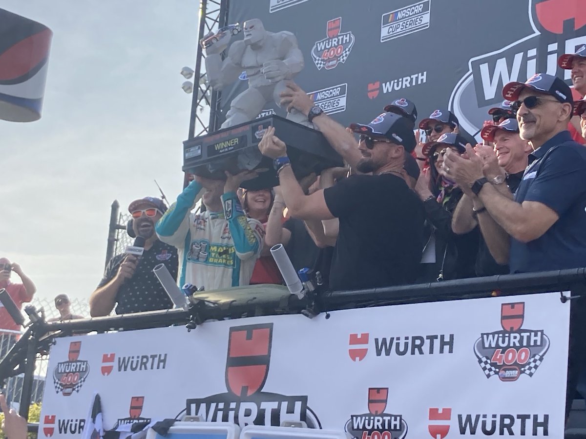 Denny Hamlin wins the NASCAR race ⁦@MonsterMile⁩