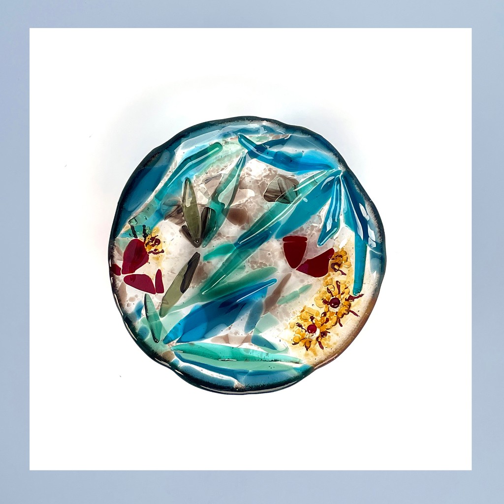 This is NOT one of my circle suncatchers 🙂
Can you guess what it is?

#natureinspired #handmadefusedglass #kilnfiredglass