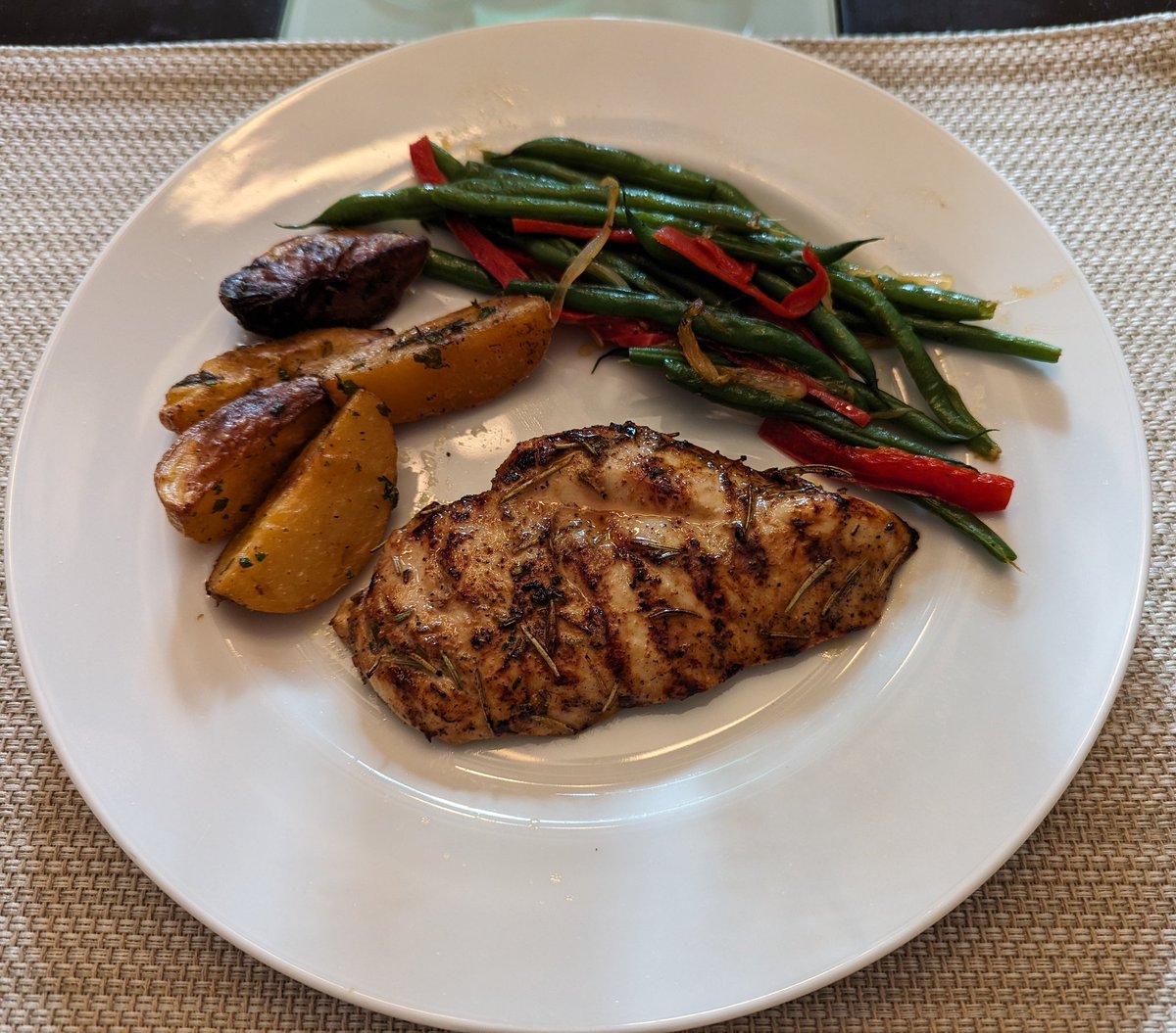 Grilled Chicken Rosemary (marinated in wine), French Beans w/red peppers and shallots, lemon potatoes. A little Pinot Grigio to accompany.
#twittersupperclub #XSupperclub