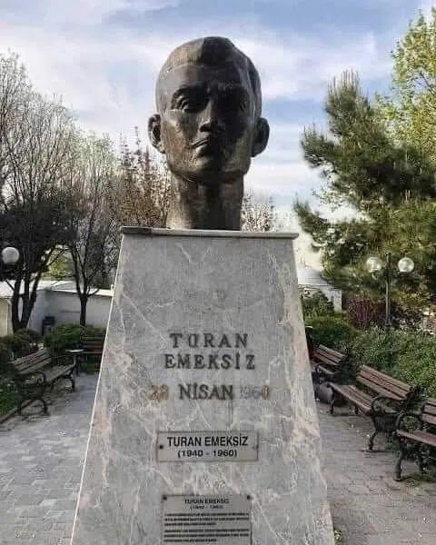 'Bir ölü yatıyor ders kitabı bir elinde bir elinde başlamadan biten rüyası bin dokuz yüz altmış yılı Nisanında İstanbul'da, Beyazıt Meydanı'nda.' N.Hikmet❤️ İstanbul Üniversitesi öğrencisi Malatya'lı #TuranEmeksiz❤️ Anısına saygıyla🙏🏼🙏🏼🙏🏼