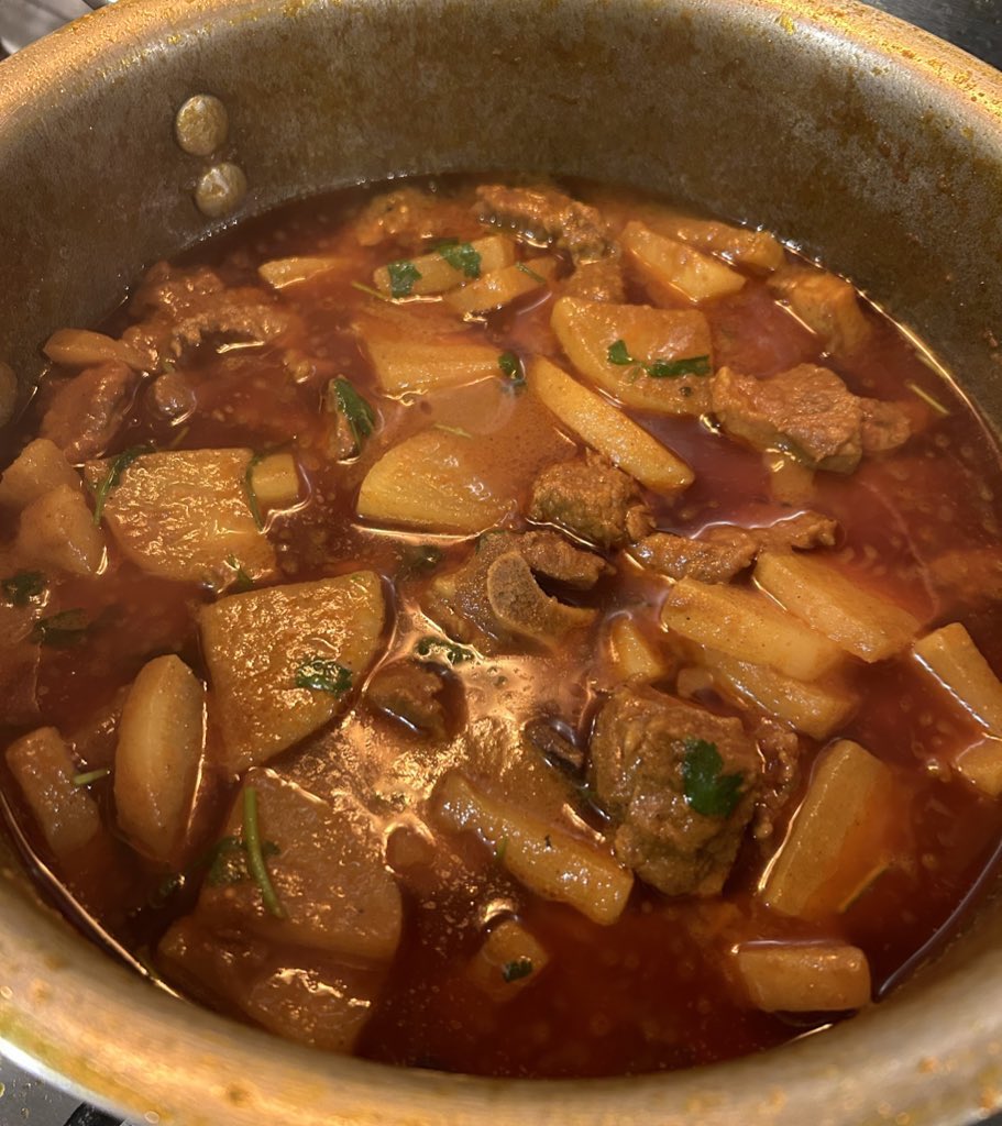 dinasfoodstory's tweet photo. Ilish diye begun (Hilsa with aubergine) &amp; gorur mangsho diye moola (beef &amp; daikon curry).  Two of the dishes I made today for the family. #bangladehshifood https://t.co/UO6ActQ8cJ