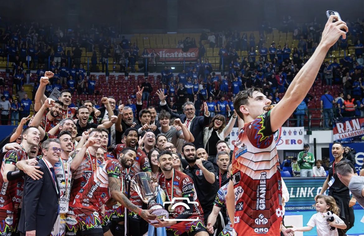 ffforeverrainn's tweet photo. non svegliateci ❤️‍🔥🏆🇮🇹 https://t.co/PY1n0iSYgG