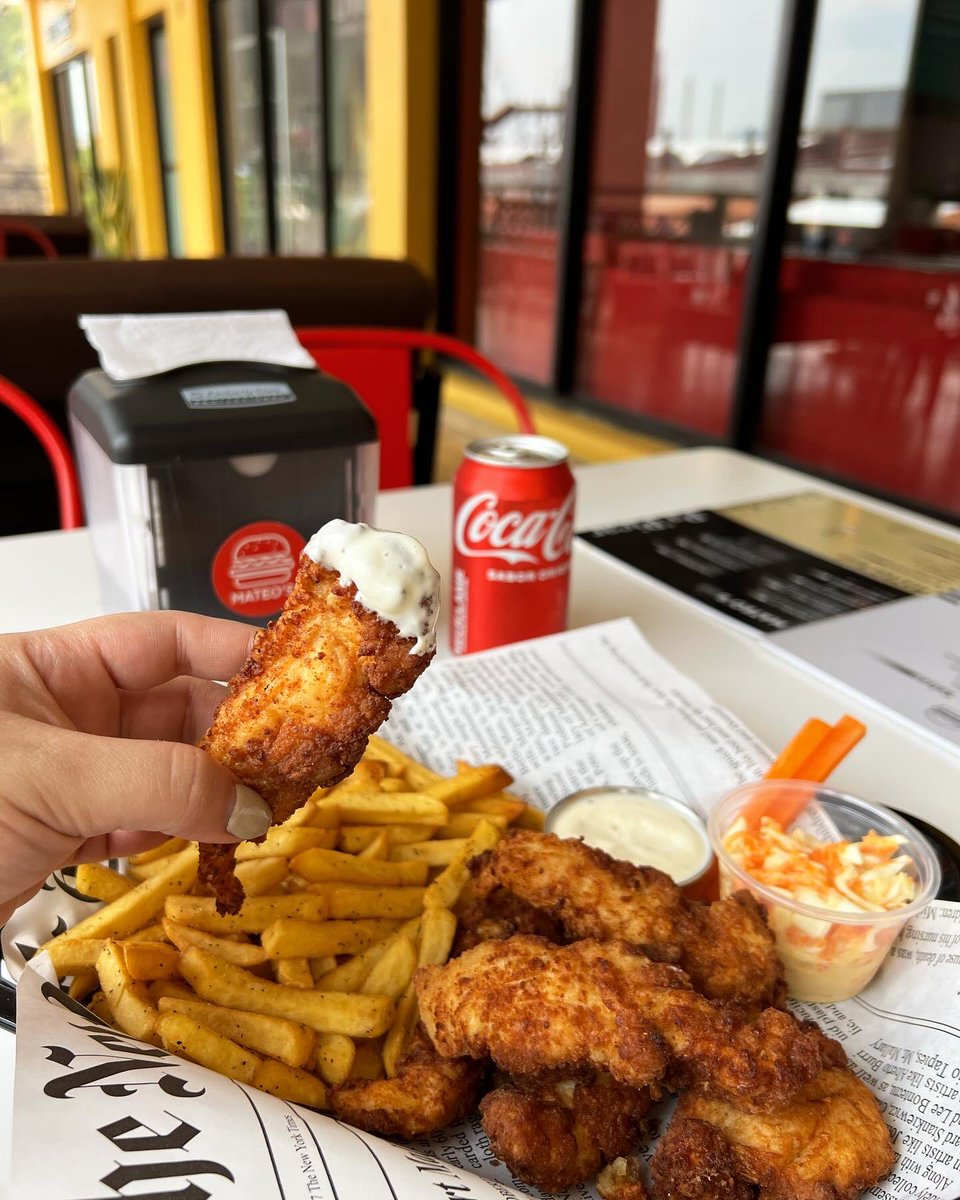 gaby_pinel's tweet photo. A veces solo necesitas unos chicken fingers y una coquita bien heladita ♥️ https://t.co/BOtzAZXNk4