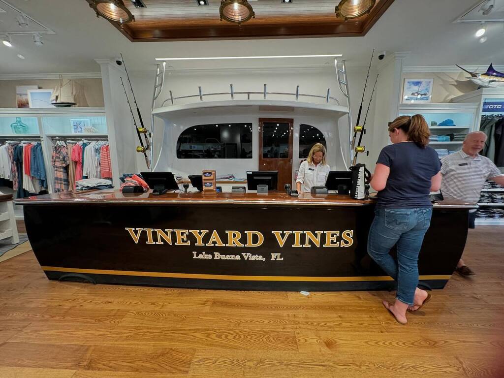 New Vineyard Vines shop opens in Disney Springs

@adventuresofmoey @disneyparks  @waltdisneyworld 
@disneysprings  @vineyardvines 

#disneysprings #disney #disneyworld #waltdisneyworld #disneymerch #disneymerchandise #disneyfashion #disneystyle #vineyard… instagr.am/p/C6Ui_ElvreZ/