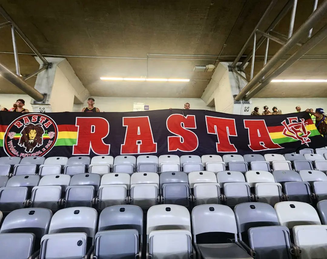 rastadocolossal's tweet photo. Quebrando barreiras e derrubando muros! ✊🏿
Cruzeiro 3x1 Vitória
📍Brasileirão Série A
VITÓRIA, FUTEBOL E PAZ 🇬🇳
#torcidarasta #ecvitória #caravana #rastafari #rubronegro #ecv #deusmelivrenãoservitória #bh #campeonatobrasileiro2024 #torcer #brasileirão #torcidaorganizada #paz https://t.co/DBgdHTG9sh