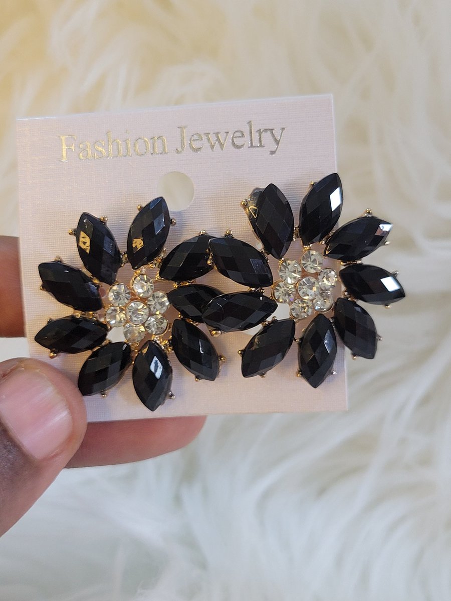 BrieOyeniyi's tweet photo. Old Price: 3000
New Price: 1500
#NightmarketwithDammyB 
#Pagesbydamicommerce
#EasterSales
#Easternightmarket
#Flutterwavecommerce #Easterfunfair https://t.co/wG4Rn7N4JY