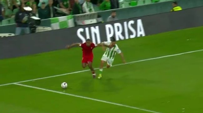 IsmaelND's tweet photo. Mismo arbitro, mismo partido, mismo estadio y difere tes decisiones.

El robo perpretado por Sanchez Martinez se recorda por los siglos como los que llevan perpretando historicamente.

Sin contar que a Sabaly se lo pita y le saca amarilla y a En-Nesiry no se la saca. https://t.co/Nhpdh3RfCG