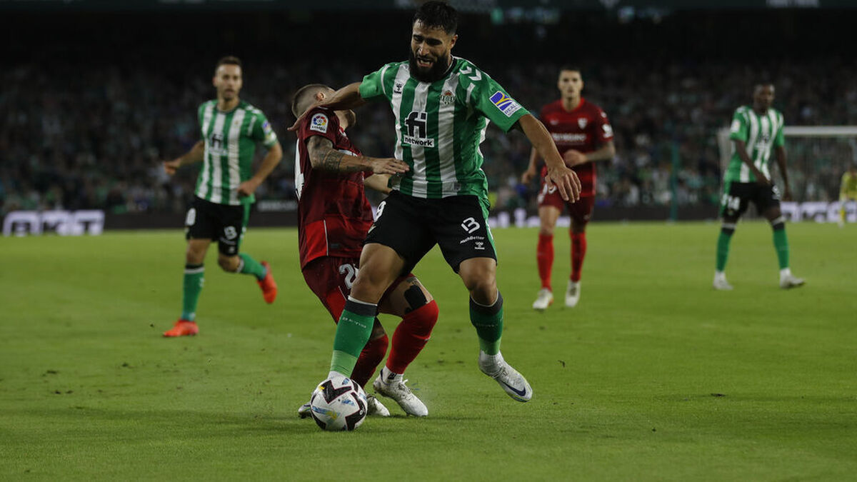 IsmaelND's tweet photo. Mismo arbitro, mismo partido, mismo estadio y difere tes decisiones.

El robo perpretado por Sanchez Martinez se recorda por los siglos como los que llevan perpretando historicamente.

Sin contar que a Sabaly se lo pita y le saca amarilla y a En-Nesiry no se la saca. https://t.co/Nhpdh3RfCG