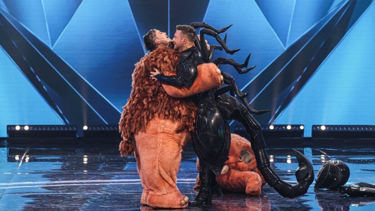 evilknowsalie's tweet photo. Напоминаю кто были лучшие победители маски ❤️

Ждала что они споют гимн #билаз «Прости меня» и я помру 
Считаю что они как певцы и артисты просто удивительны 🖤

Смотрите мужья на сцене вместе🥺
#маска #билан #лазарев https://t.co/M9EKcQMViT