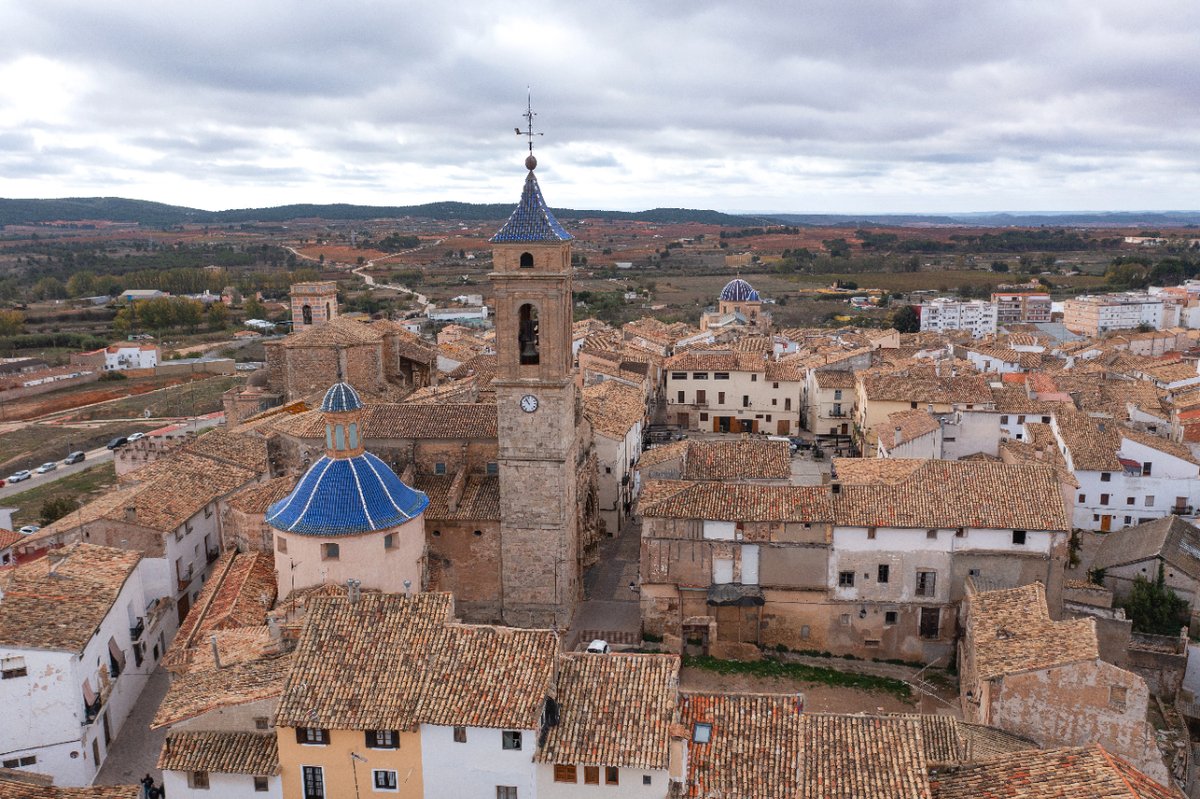 ¿Reconoces este municipio que es otro de los que forma parte de la demarcación de nuestra DO? Otro lugar con mucha historia y en el que vas a poder disfrutar no sólo de la gastronomía y los #vinosutielrequena sino también de muchas otras actividades culturales y de ocio 😉