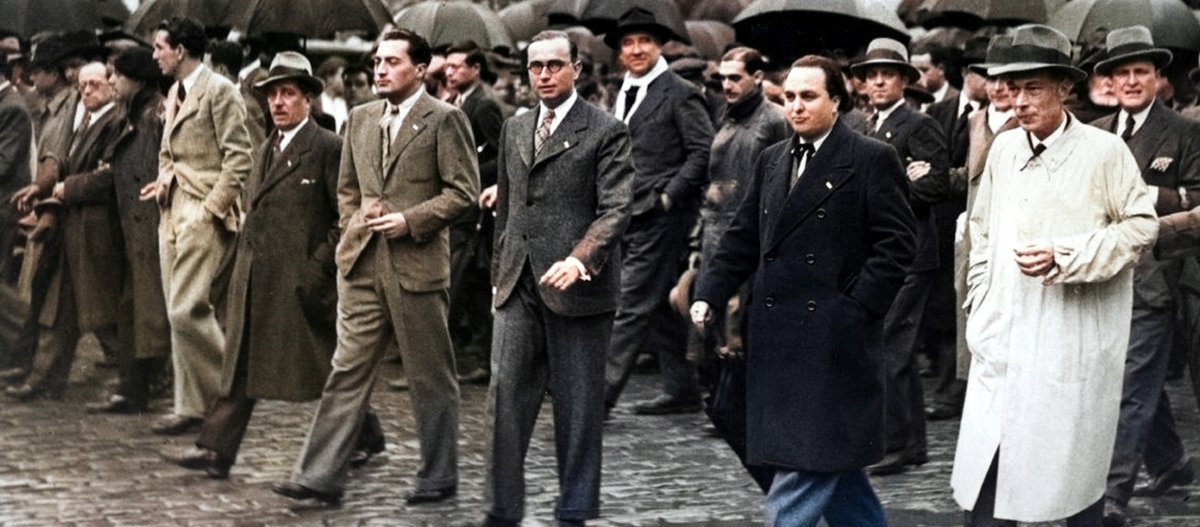 El 29 d'abril de 1934 es va produir a Barcelona la manifestació contra el feixisme i per la llibertat, organitzada per les JEREC, van obrir la gran manifestació Miquel Badia, Josep Dencàs, Ventura Gassol, el President Companys...