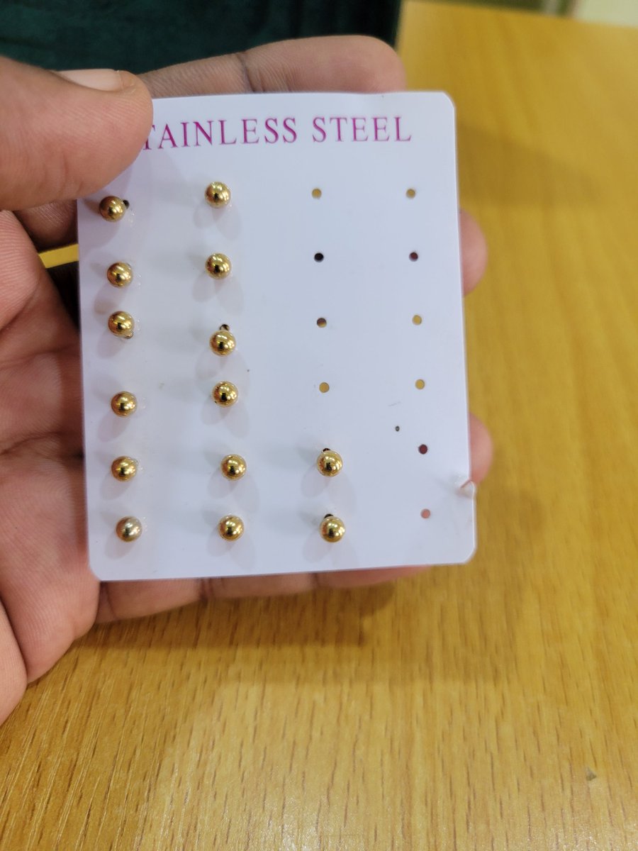 BrieOyeniyi's tweet photo. Old price: 3000
New Price: 1000 a pair
#NightmarketwithDammyB 
#Pagesbydamicommerce
#EasterSales
#Easternightmarket
#Flutterwavecommerce #Easterfunfair https://t.co/siF8uVSleN