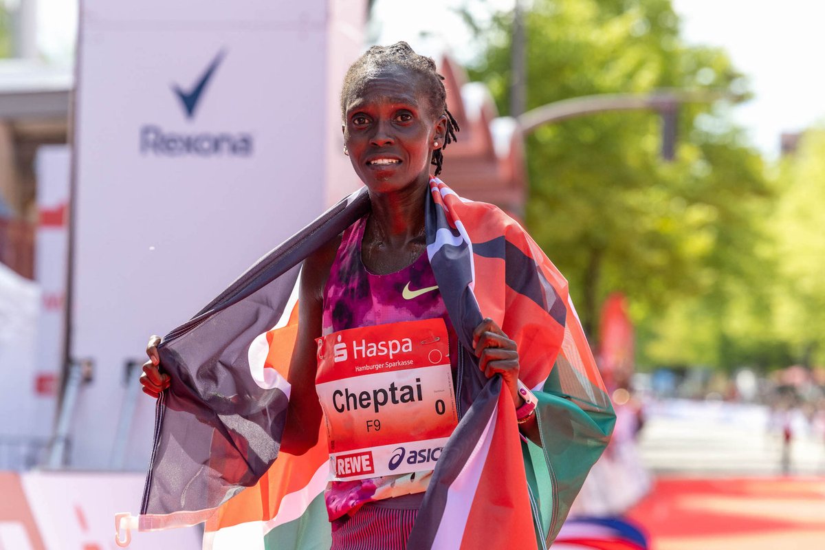 In her marathon debut at the #HamburgMarathon on Sunday Kenya's Irine Cheptai ran an excellent 2:18:22. She achieved a strong negative split of 1:09:44 / 1:08:38. 📷@HaspaMarathonHH