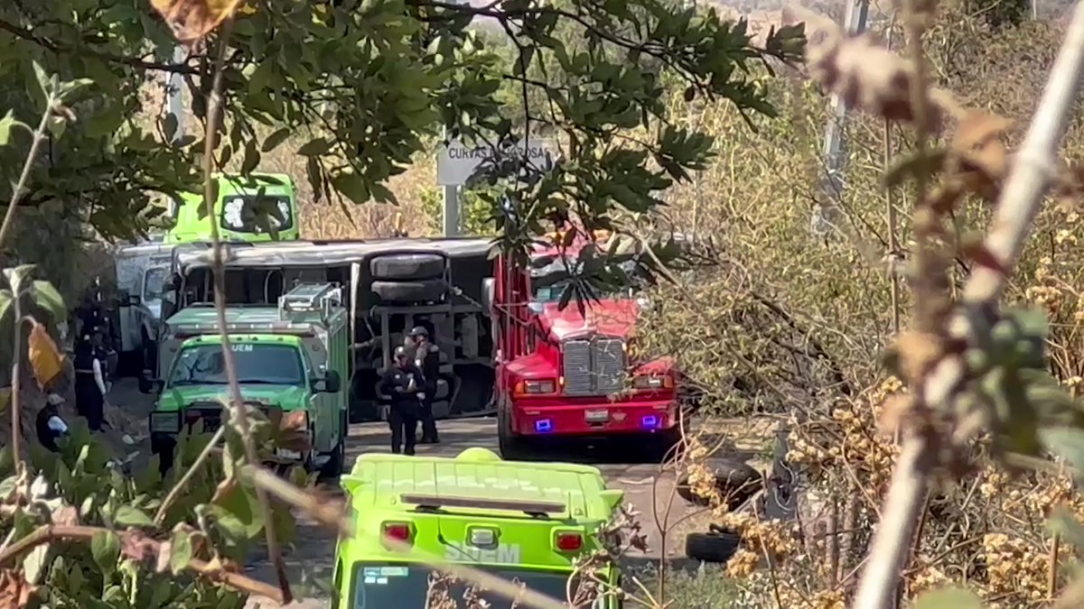 Accidente de carretera deja 14 muertos en México robertocavada.com/internacionale… La secretaría de Seguridad de esa demarcación dijo en un comunicado que el accidente se produjo cuando un autobús de pasajeros volcó en la carretera Capulín-Chalma. ...
