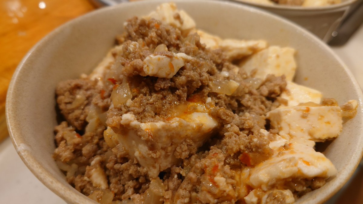 otokojisui's tweet photo. 麻婆豆腐丼。玉ねぎ、ひき肉に火を通して豆板醤、日本酒、味噌で味付け。にんにくや生姜もあれば入れたかったところですが意外と美味しくできました。
#麻婆豆腐 #おうちごはん #自炊 https://t.co/oEn53n6nin