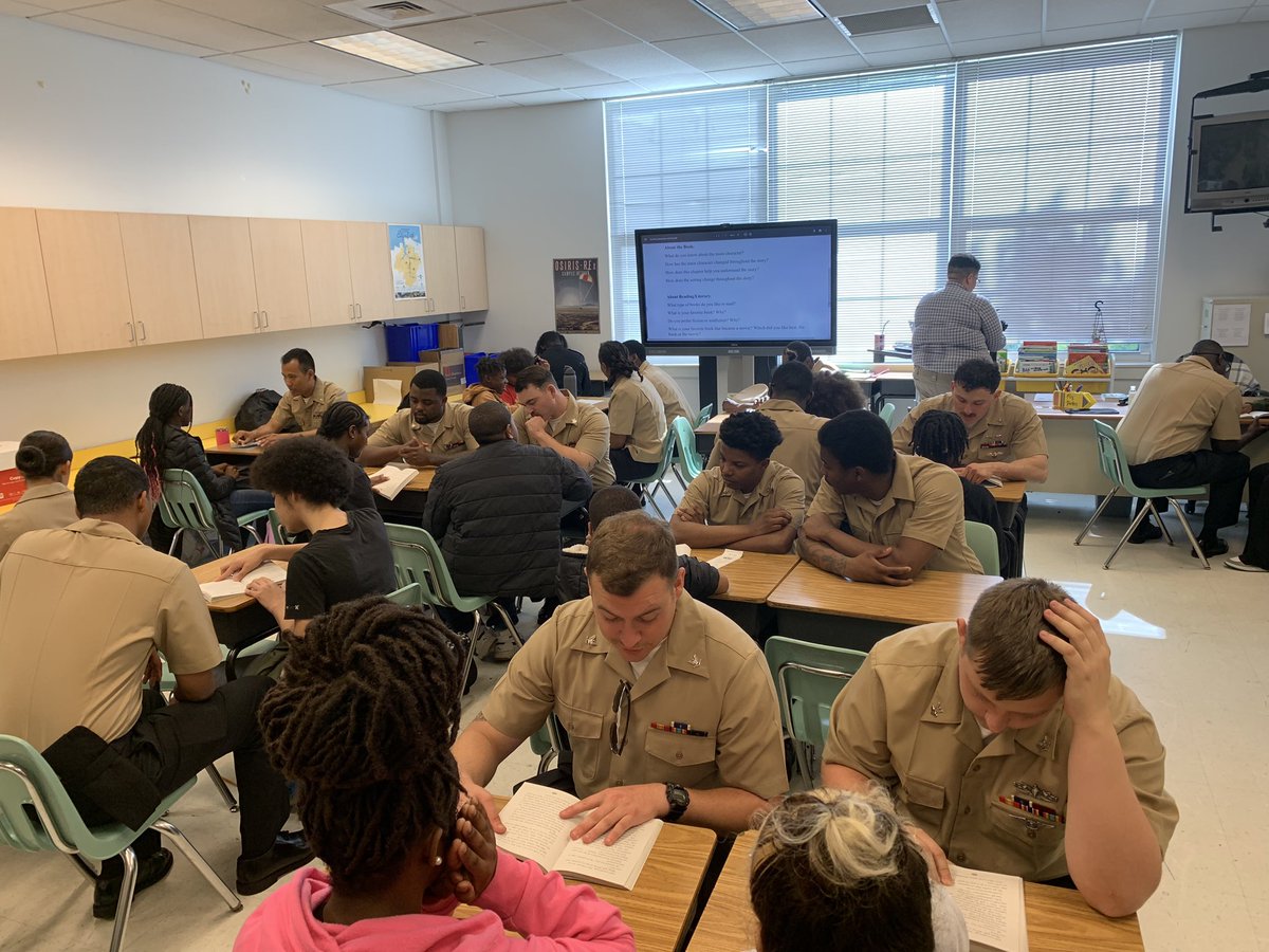 What an exciting opportunity we had to collaborate with the USS George H.W. Bush.  The 1,000 Points of Light event- All Portsmouth Reads was a success! Thank you, Dr. Nolasco, for arranging this awesome event! @ebracyPPS @nicscud @hmeducate @PortsVASchools @cardellpatillo