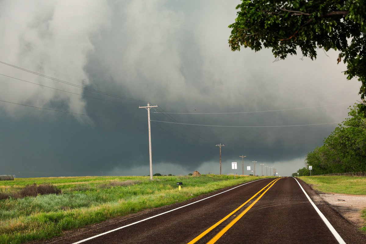 Highlights from the monstrous HP supercell in Knox City, TX yesterday. Captured at least one tornado, and was in close proximity to two PDS circulations. Gnarly wall cloud was among the best I’ve ever seen.