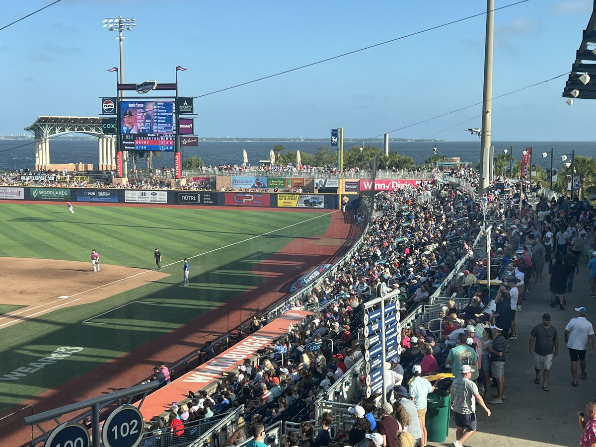 How’s this Sunday special? @BlueWahoosBBall. 8th capacity crowd (or more) in 15 home games.@BlueAngels just buzzed by, too. @quint_studer