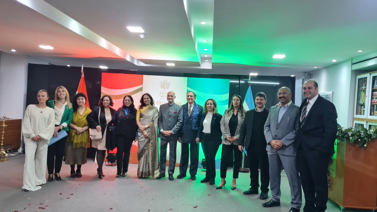 El pasado 24 de abril, el @CARIconsejo y la @Indembarg organizaron una recepción por el relanzamiento del Grupo de Trabajo sobre #India, que coordinamos con @manolo_gonzalo y que funciona dentro del Comité de Asuntos Asiáticos. Abro 🧵