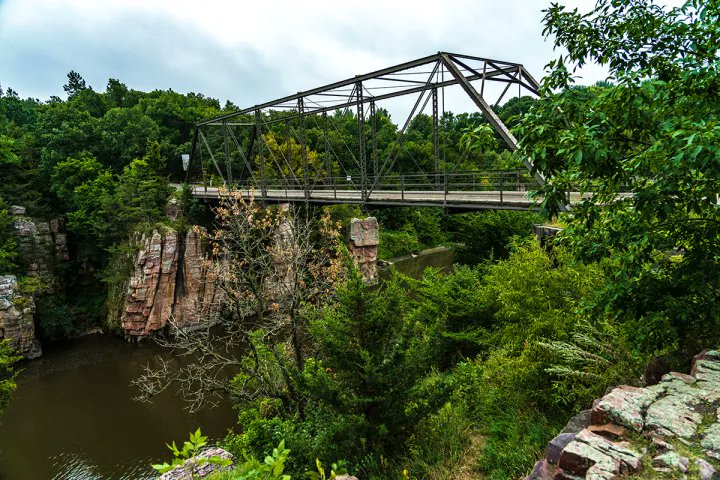 The old Palisades Bridge in South Dakota is 116 years old. Palisades State Park is a truly breathtaking place, drawing in visitors from all over the state, hoping to see its full majesty despite its miniature size. onlyinyourstate.com/south-dakota/w…
