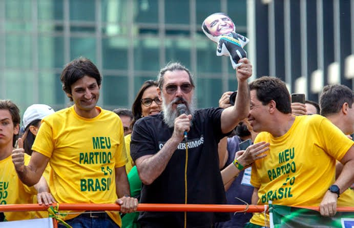Lobão em 2024, depois de ter fomentado a ascensão do bolsonarismo, o regime sociopolítico de cariz neofascista mais deletério da história do Brasil: “Eu me afastei da política, porque eu tive um insight epifânico em relação a que eu sou uma nulidade, minha opinião não vai…