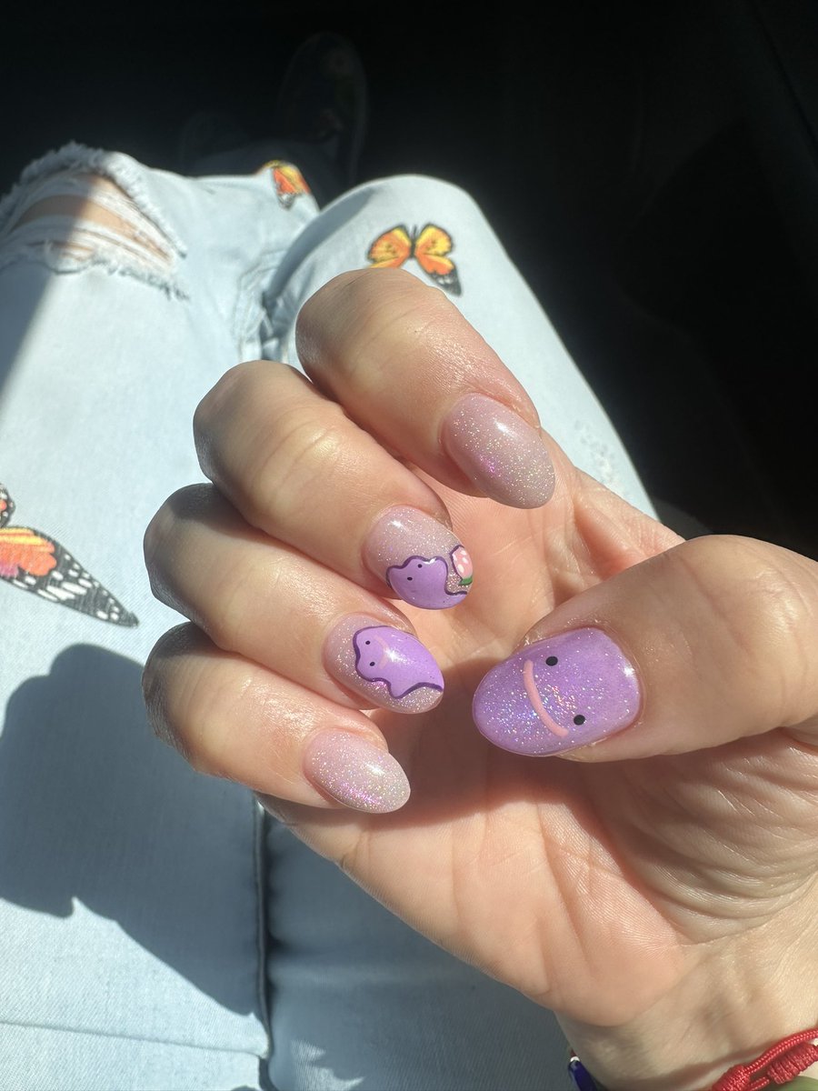 look at my nails they’re ditto nails im so excited