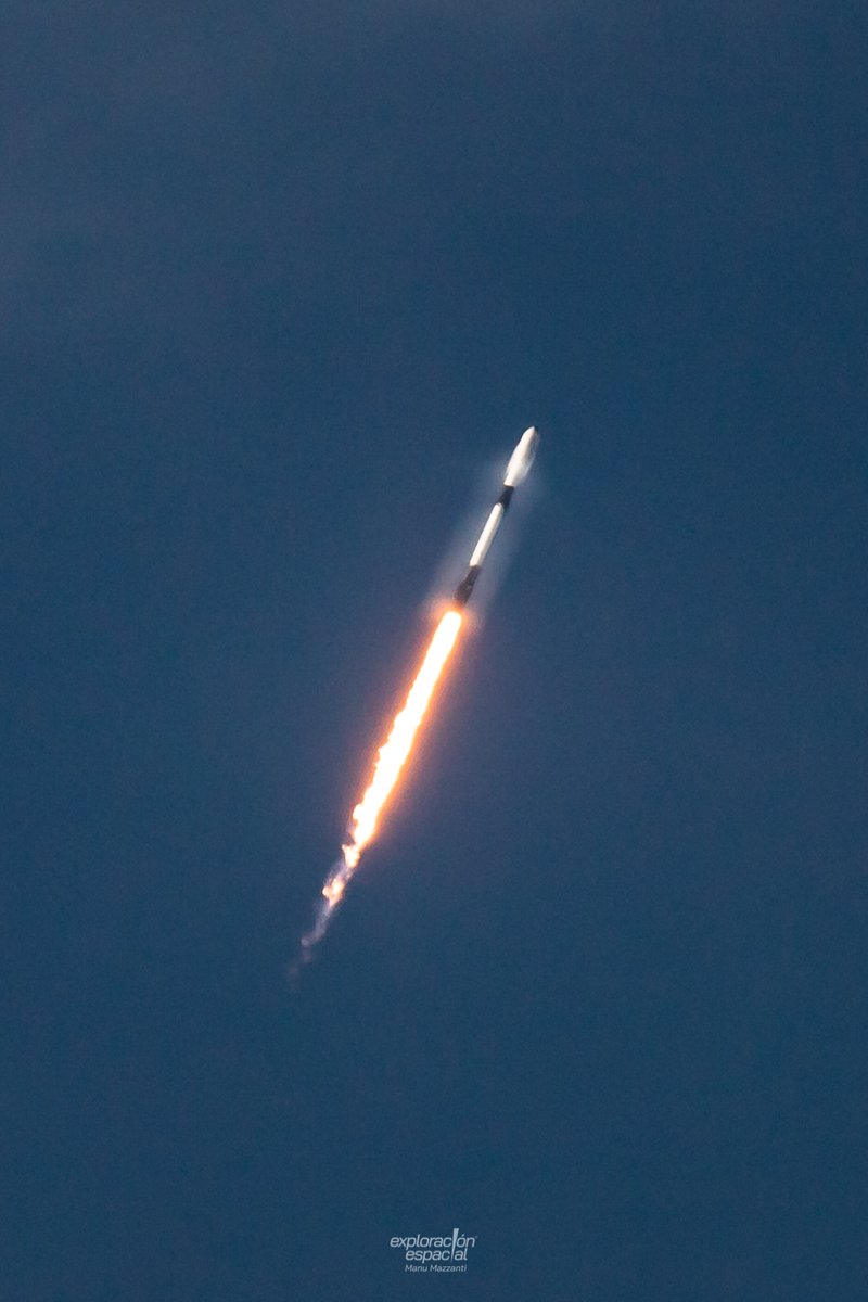 Falcon 9 rompe la barrera del sonido durante su ascenso a órbita. Fue hace instantes, lanzando otros 23 satélites Starlink desde la plataforma 40 en Cabo Cañaveral.