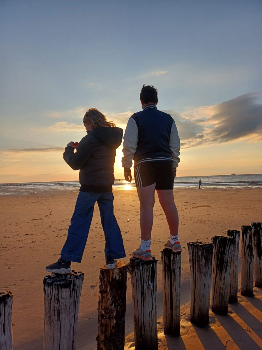 Wandelen op het strand
Haaientanden zoeken in het zand
De zonsondergang die alles  kleurt
mijn gemoed die opfleurt
Het geluid van het ruisen van de zee
Lopen op de standhoofden met zijn twee
Hoe hij mij vlug even kust
Rust!
#SpelenMetTaal #rust
(Sorry te laat)