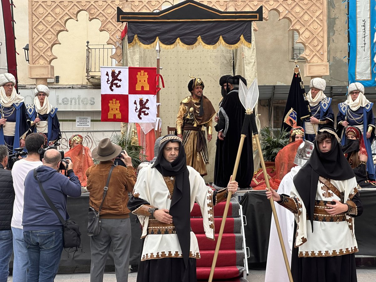 laInvasionCieza's tweet photo. EMBAJADA CRISTIANA

Acto de la Embajada Cristiana entre el Rey Abu-l-Hassán y el Embajador Cristiano, Antonio Semitiel García.

Acto seguido tuvo lugar el Homenaje a la Muda, por parte de las mesnadas cristianas, encabezadas por su Comendador de la Villa de Cieça y su esposa. https://t.co/mHWQUuLKuF