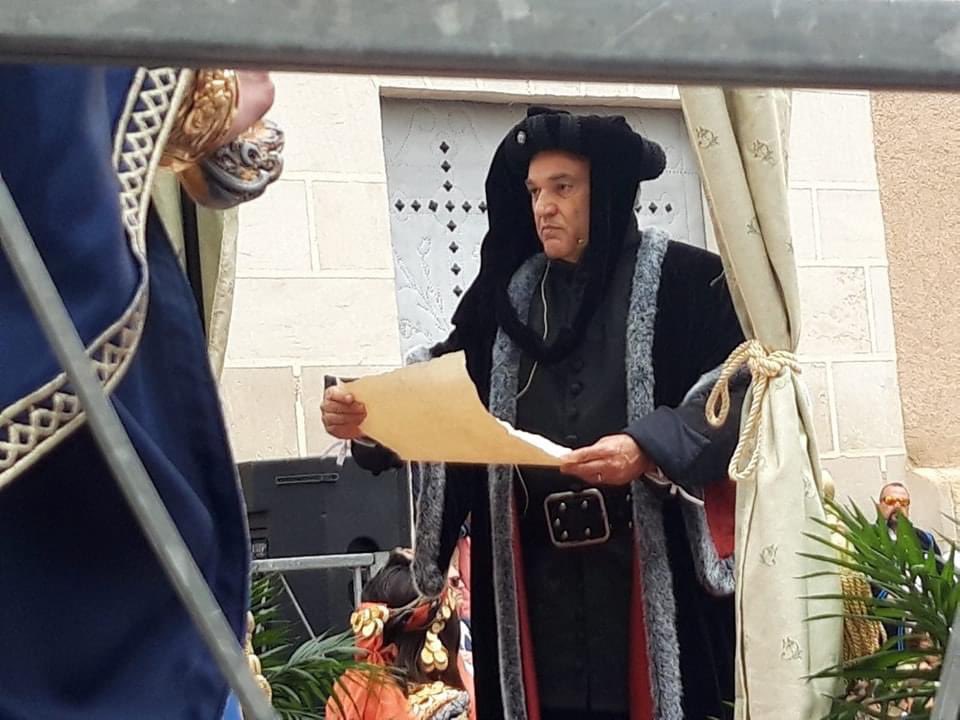 laInvasionCieza's tweet photo. EMBAJADA CRISTIANA

Acto de la Embajada Cristiana entre el Rey Abu-l-Hassán y el Embajador Cristiano, Antonio Semitiel García.

Acto seguido tuvo lugar el Homenaje a la Muda, por parte de las mesnadas cristianas, encabezadas por su Comendador de la Villa de Cieça y su esposa. https://t.co/mHWQUuLKuF
