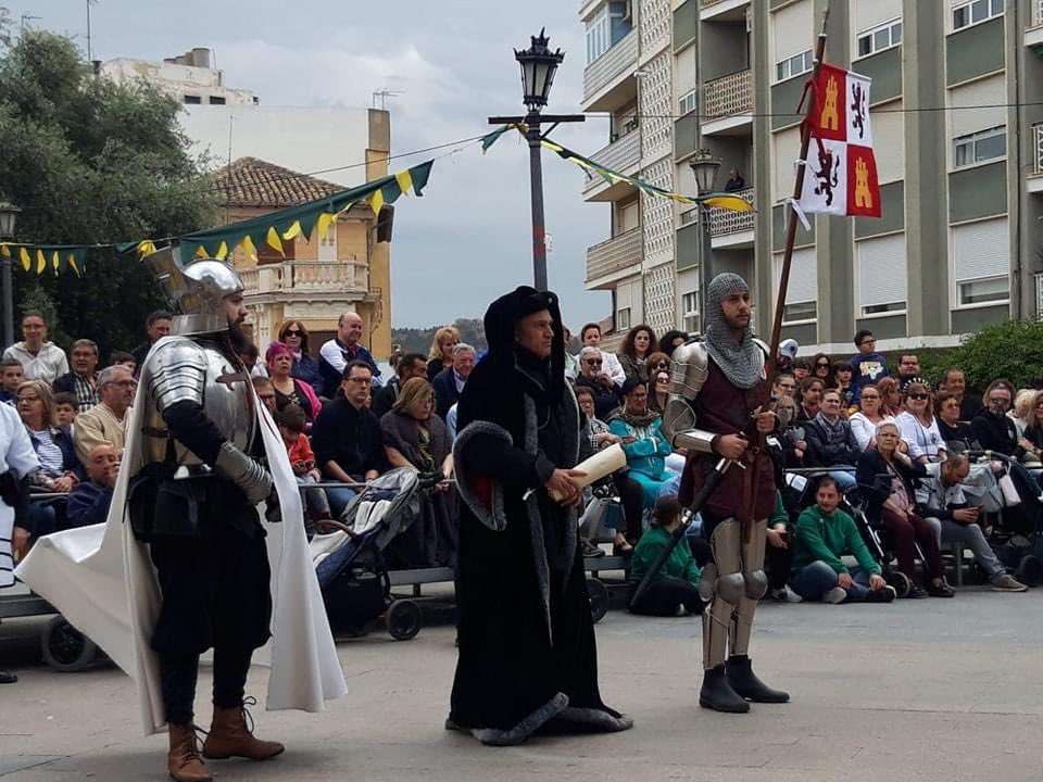 laInvasionCieza's tweet photo. EMBAJADA CRISTIANA

Acto de la Embajada Cristiana entre el Rey Abu-l-Hassán y el Embajador Cristiano, Antonio Semitiel García.

Acto seguido tuvo lugar el Homenaje a la Muda, por parte de las mesnadas cristianas, encabezadas por su Comendador de la Villa de Cieça y su esposa. https://t.co/mHWQUuLKuF