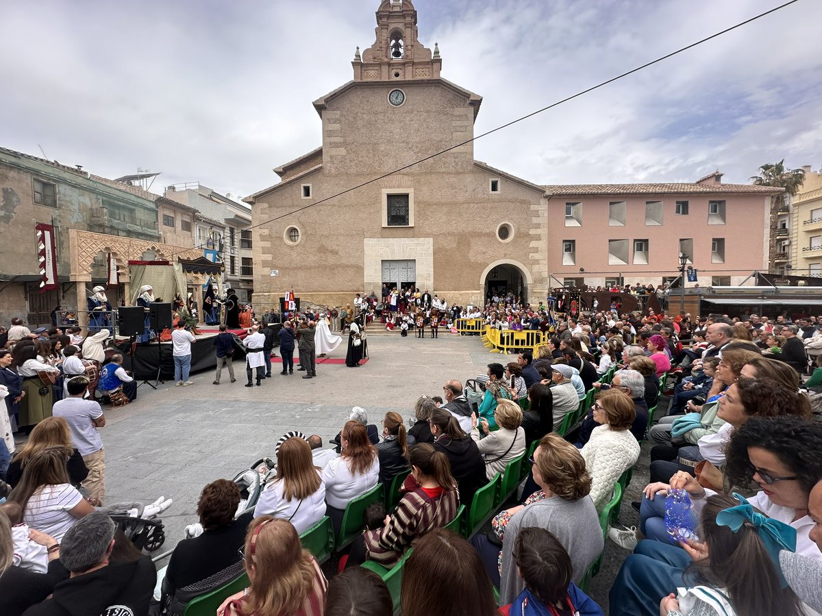 EMBAJADA CRISTIANA

Acto de la Embajada Cristiana entre el Rey Abu-l-Hassán y el Embajador Cristiano, Antonio Semitiel García.

Acto seguido tuvo lugar el Homenaje a la Muda, por parte de las mesnadas cristianas, encabezadas por su Comendador de la Villa de Cieça y su esposa.