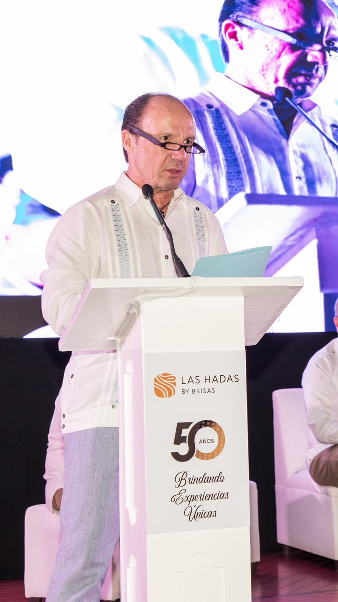 FoodandTravelMX's tweet photo. Una moneda conmemorativa del 50 aniversario de @HotelLasHadas, entregada por el ingeniero Antonio Cosio, CEO de Grupo Brisas, a la gobernadora de Colima, renovó la estrecha relación de este hotel con el destino. 

#LasHadas50AñosDeHistoria https://t.co/2Eav2zUTTX