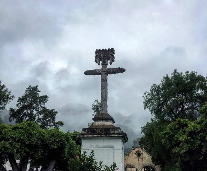 Mis queridos hermanos, debo marcharme unos días al silencio ante el inagotable ruido del mundo en el qué estoy sumergido. Me encomiendo a su oración por mis necesidades espirituales, y ya saben qué también tendré presente a quién así lo requiera.