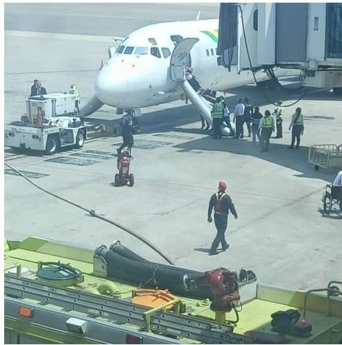 El incidente ocurrió en el Aeropuerto Internacional Simón Bolívar de Maiquetía ubicado en el Edo. La Guaira, por presencia de humo en el fuselaje y se activó el protocolo de emergencia con toboganes para la salida de los pasajeros. #EncuentroPazYDiálogo